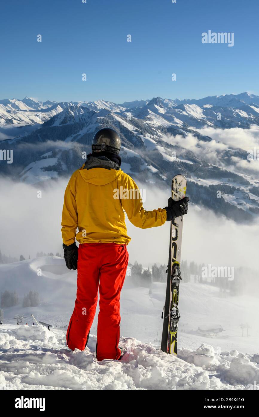 Skifahrer auf der Skipiste mit Blick in die Ferne, schneebedecktes Bergpanorama, Gipfel hohe Salve, SkiWelt Wilder Kaiser Brixenthal Stockfoto
