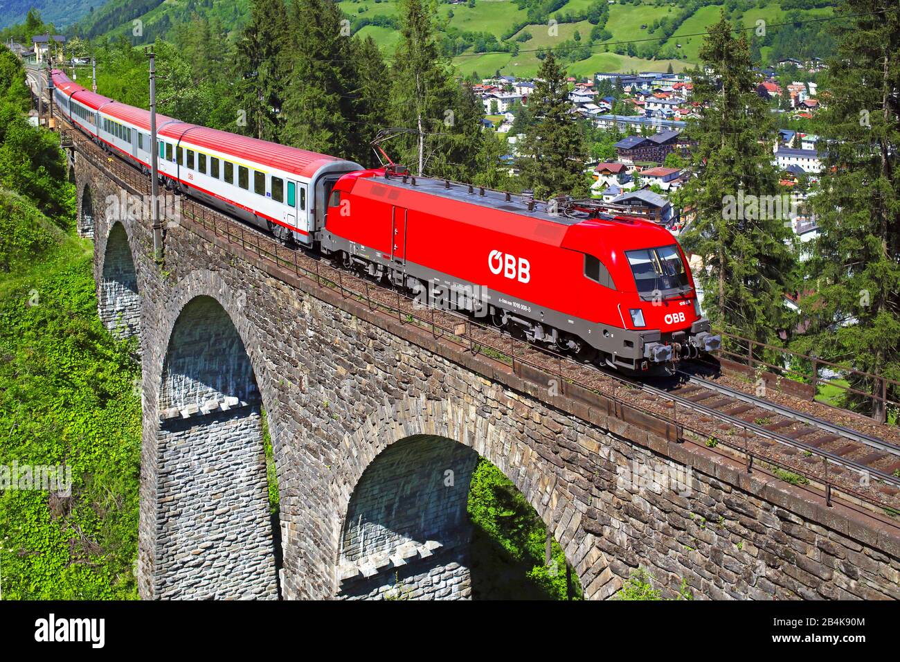 Personenzug der Tauernbahn Nordrampe auf dem Steinbacher Viadukt gegenüber von Bad Hofgastein im Querformat, Stockfoto