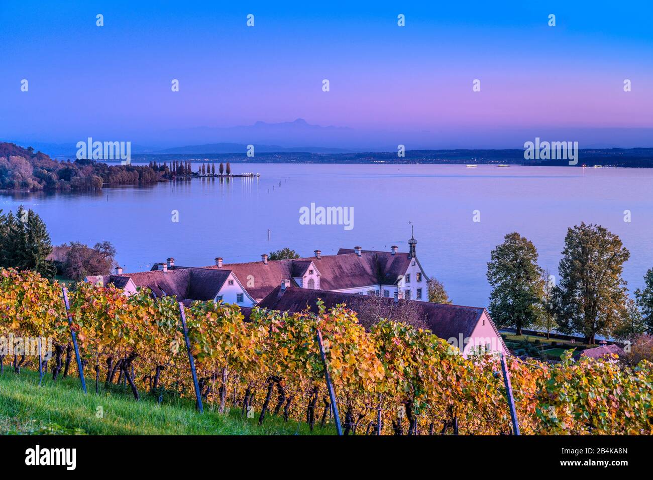 Deutschland, Baden-Württemberg, Bodensee, Uhldingen-Mühlhofen, Schloss Maurach gegen Säntis, Blick von der Wallfahrtskirche Birnau Stockfoto