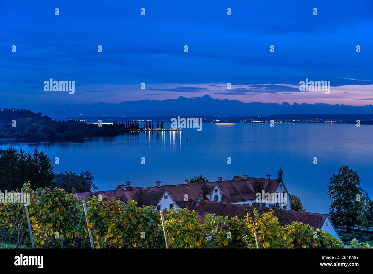 Deutschland, Baden-Württemberg, Bodensee, Uhldingen-Mühlhofen, Schloss Maurach gegen Säntis, Blick von der Wallfahrtskirche Birnau Stockfoto