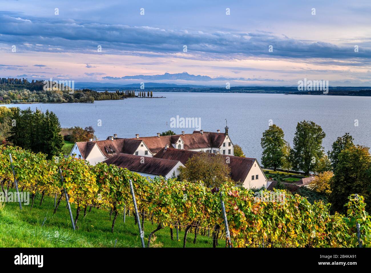 Deutschland, Baden-Württemberg, Bodensee, Uhldingen-Mühlhofen, Schloss Maurach gegen Säntis, Blick von der Wallfahrtskirche Birnau Stockfoto