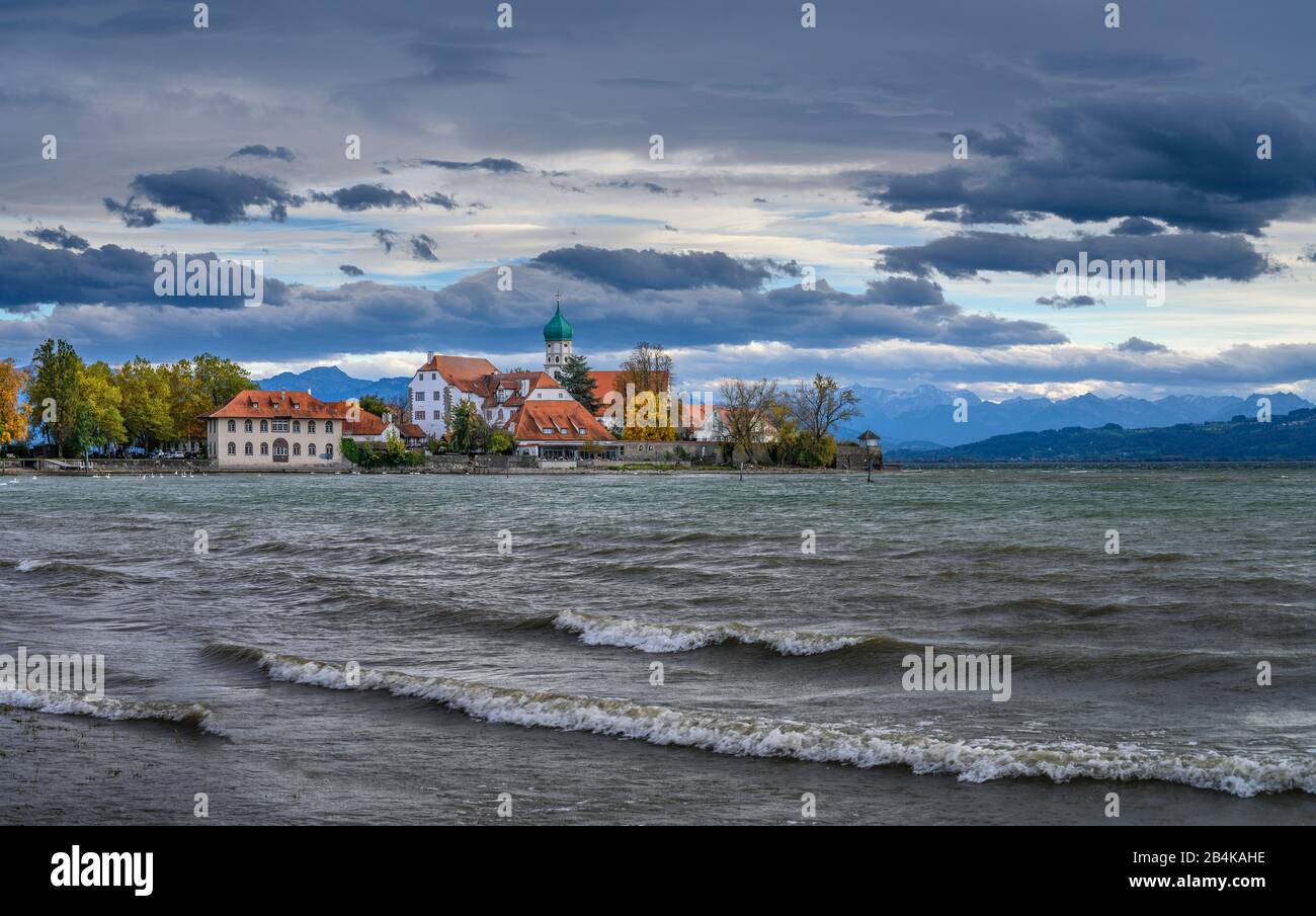 Deutschland, Bayern, Schwaben, Bodensee, Wasserburg, Schloss mit Pfarrkirche St. Georg, Blick vom Malerwinkel Stockfoto