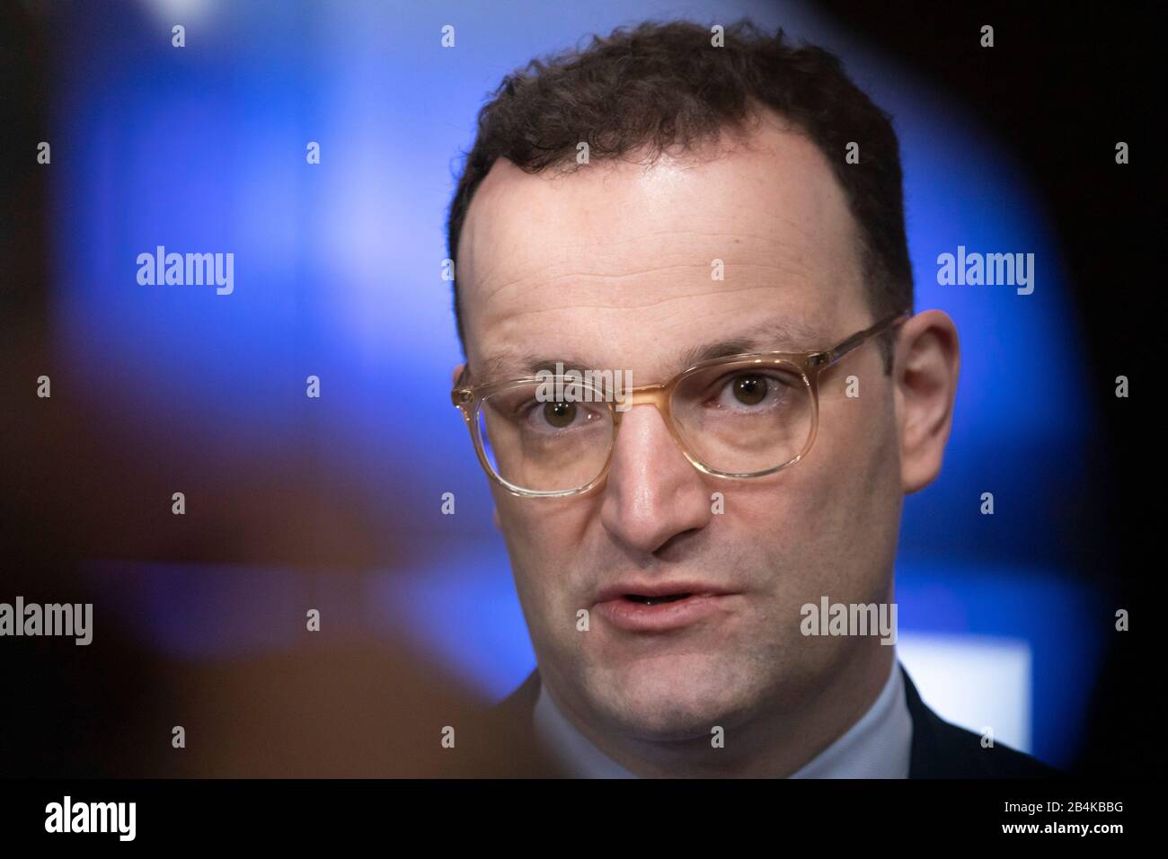 Brüssel, Belgien. März 2020. Der deutsche Gesundheitsminister Jens Spahn kommt am 6. März 2020 für den EU-Gesundheitsrat in Brüssel, Belgien, an. Die Gesundheitsminister der EU-Mitgliedsstaaten trafen sich am Freitag hier und forderten eine stärkere Solidarität, Zusammenarbeit und Informationsaustausch bei der Bekämpfung der Ausbreitung der Krankheit. Kredit: Riccardo Pareggiani/Xinhua/Alamy Live News Stockfoto