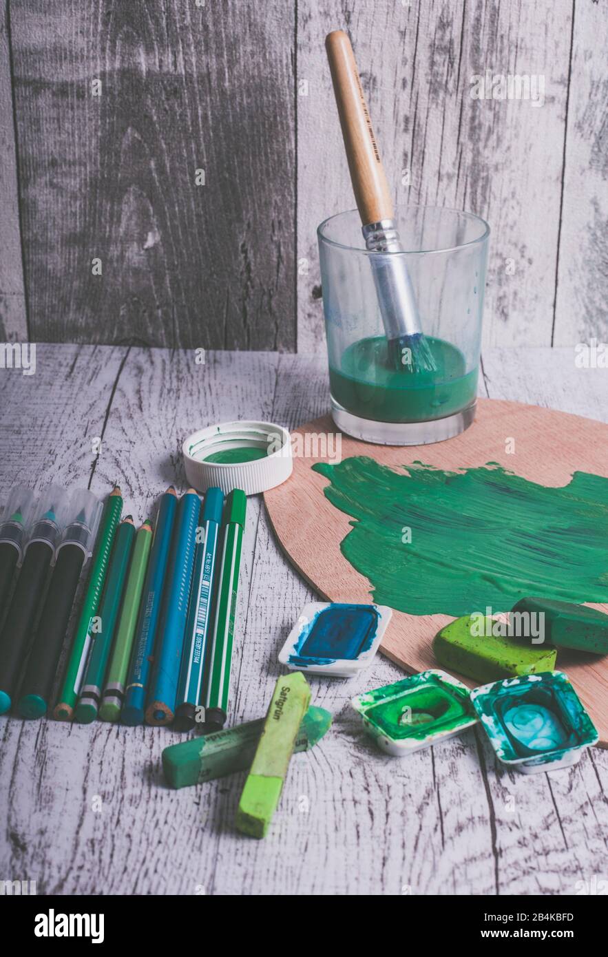 Anordnung verschiedener Stifte und Malutensilien in der Farbe Grün Stockfoto