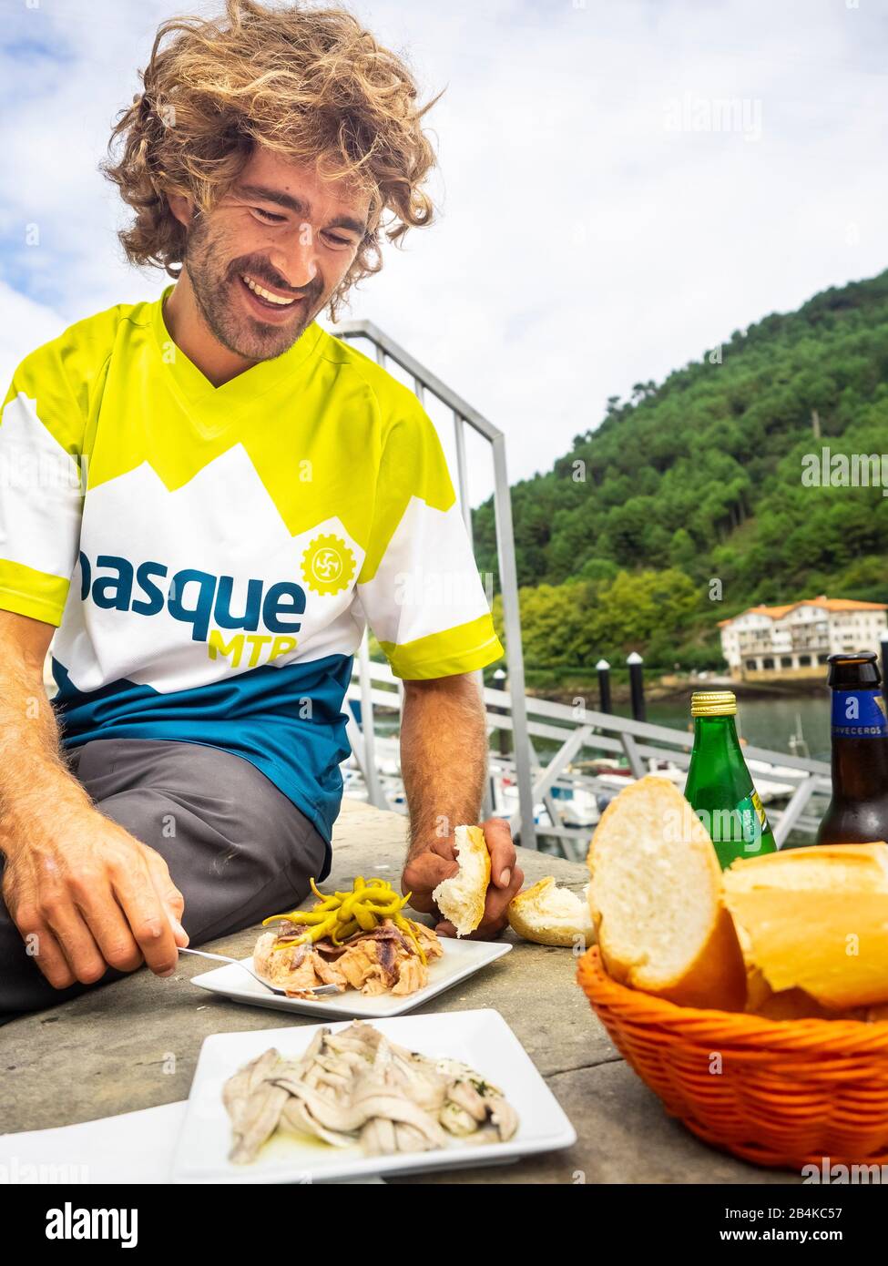 Mountainbiking im Baskenland, Erholung, Rückzug und Pintxos im Hafen von Pasaia Stockfoto