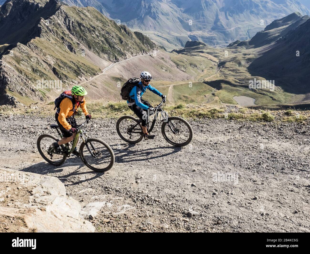 Mountainbiking auf dem Pic du Midi de Bigorre (2877 m) in den französischen Hochpyrenäen. Zwei männliche Mountainbikes beim Abstieg auf Singletrack. Stockfoto