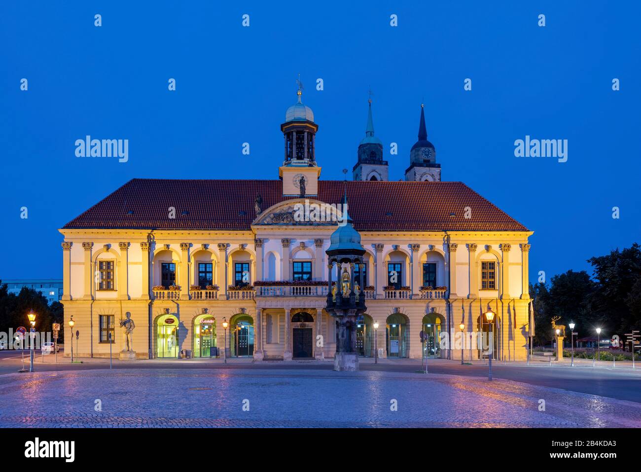 Deutschland, Sachsen-Anhalt, Magdeburg, Rathaus, Alter Markt, goldener Reiter, blaue Stunde. Stockfoto