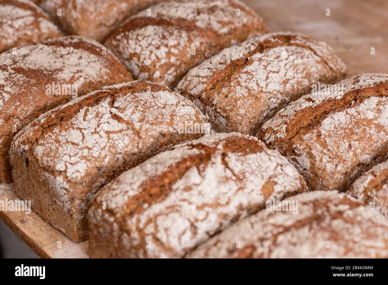 Auf einem Holzbrett liegen Kiste Brote. Stockfoto