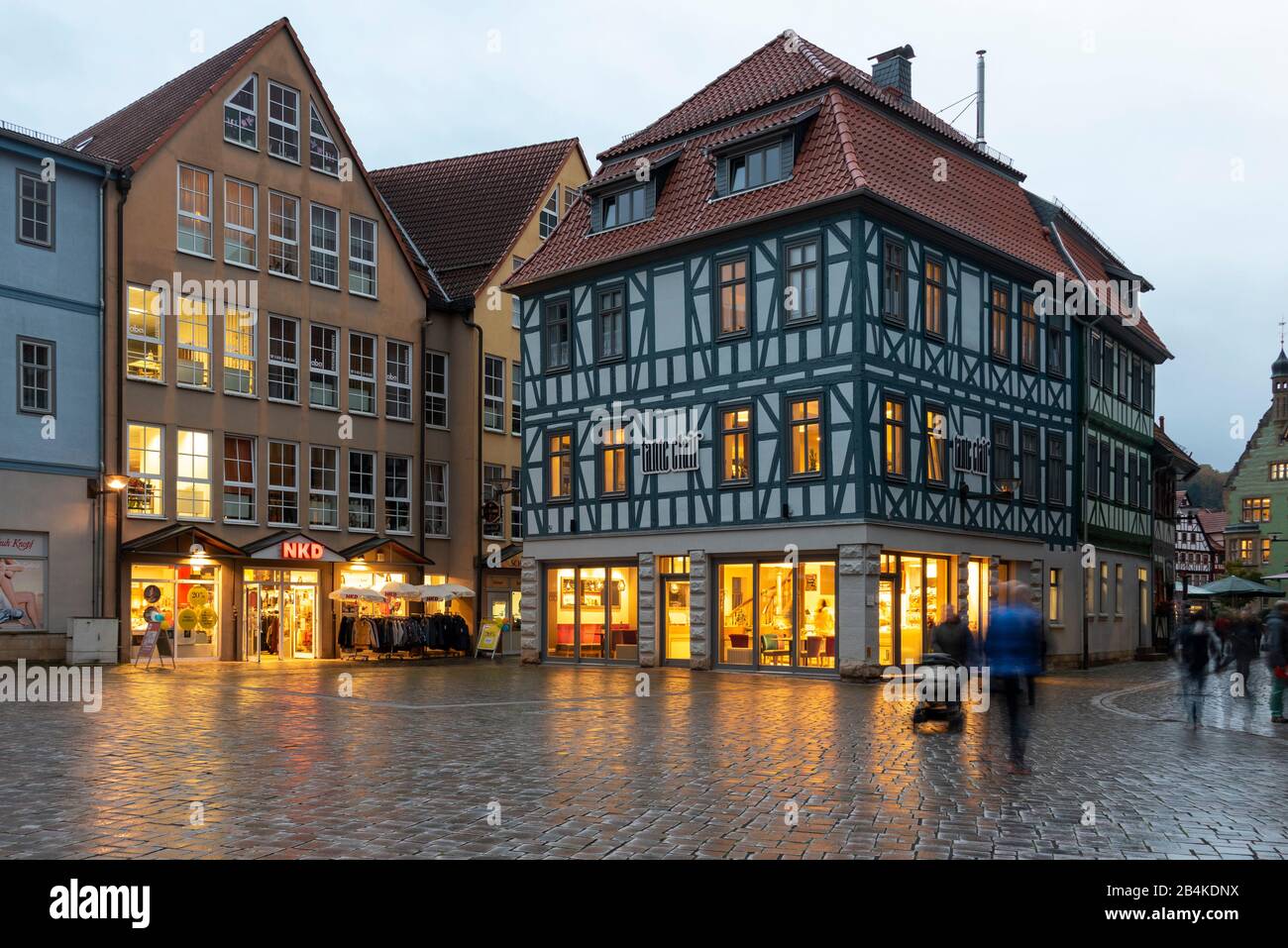 Deutschland, Thüringen, Schmalkalden, Fachwerkhaus in der Altstadt, Café Tante Clair, NKD-Markt, Fußgänger. Stockfoto