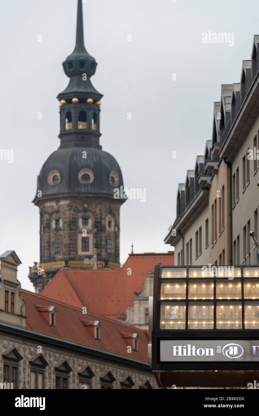 Deutschland, Sachsen. Dresden, Blick auf das Hilton-Hotel in der Altstadt von Dresden mit dem Fürstenzug und dem Turm des Dresdner Schlosses im Hintergrund, Freistaat Sachsen. Stockfoto