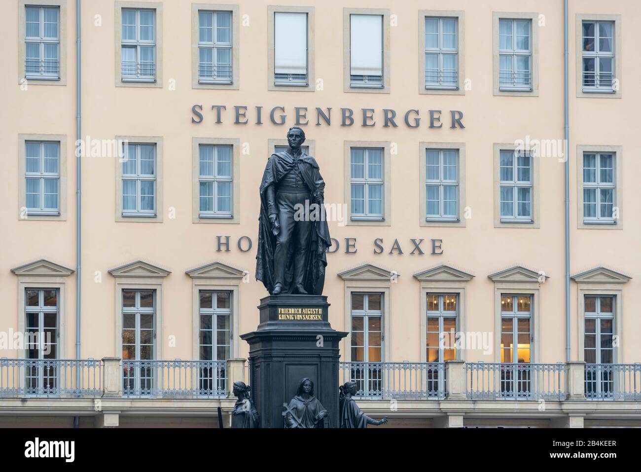 Deutschland, Sachsen. Dresden, Steigenberger Hotel de Saxe und Denkmal für Friedrich Augustus II. Von Sachsen, Dresdner Altstadt, Freistaat Sachsen. Stockfoto