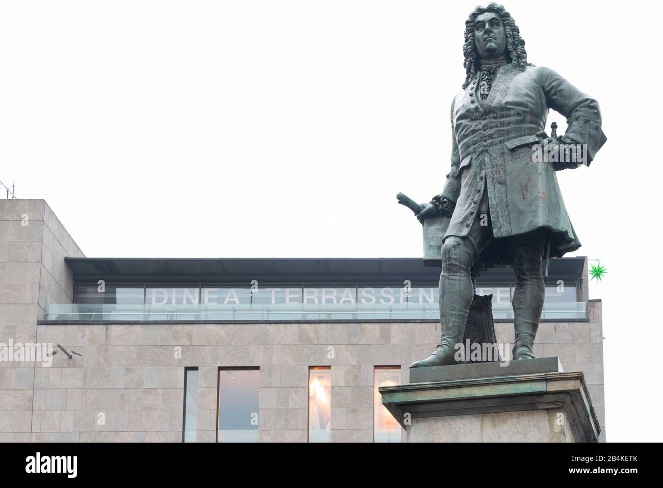 Deutschland, Sachsen-Anhalt, Halle: Das Denkmal von Georg Friedrich Händel auf dem Marktplatz der Halle. Stockfoto