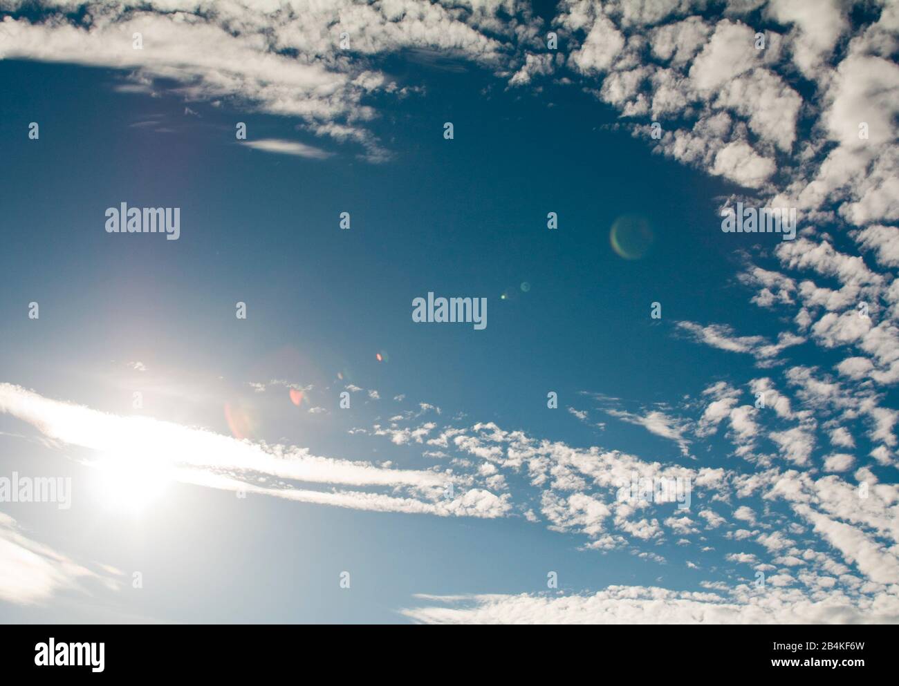 Weiß-blauer Sommerhimmel Stockfoto