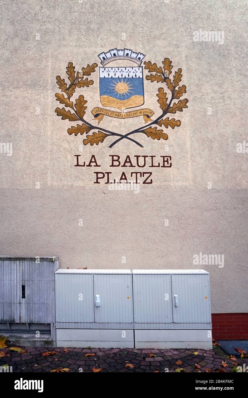 Das Wappen des La Baule Platzes in Homburg über einem Elektroverteilerkasten. Stockfoto
