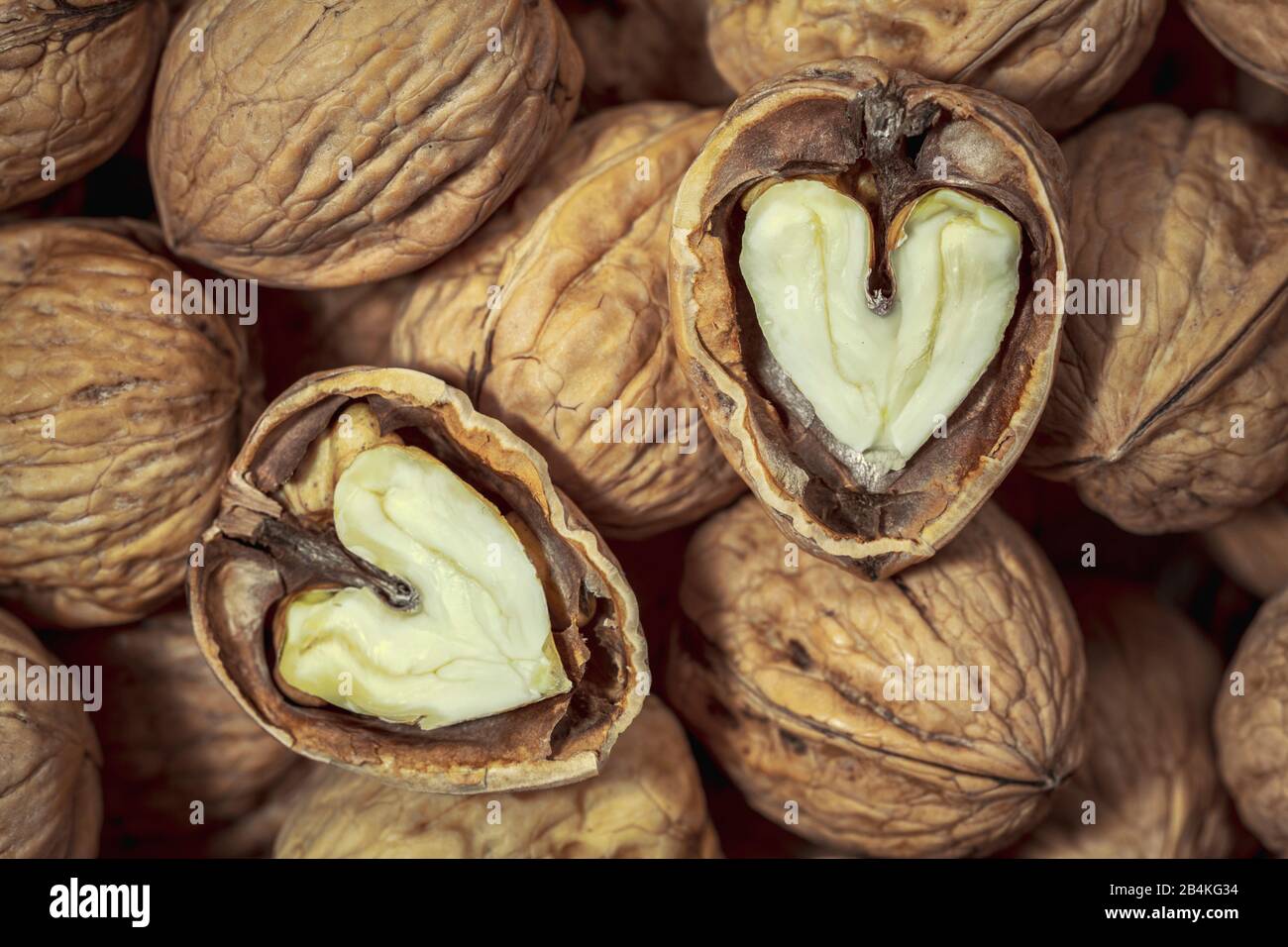 Walnüsse, die bereit zum Essen sind, innerhalb des herzförmigen Kernels Stockfoto