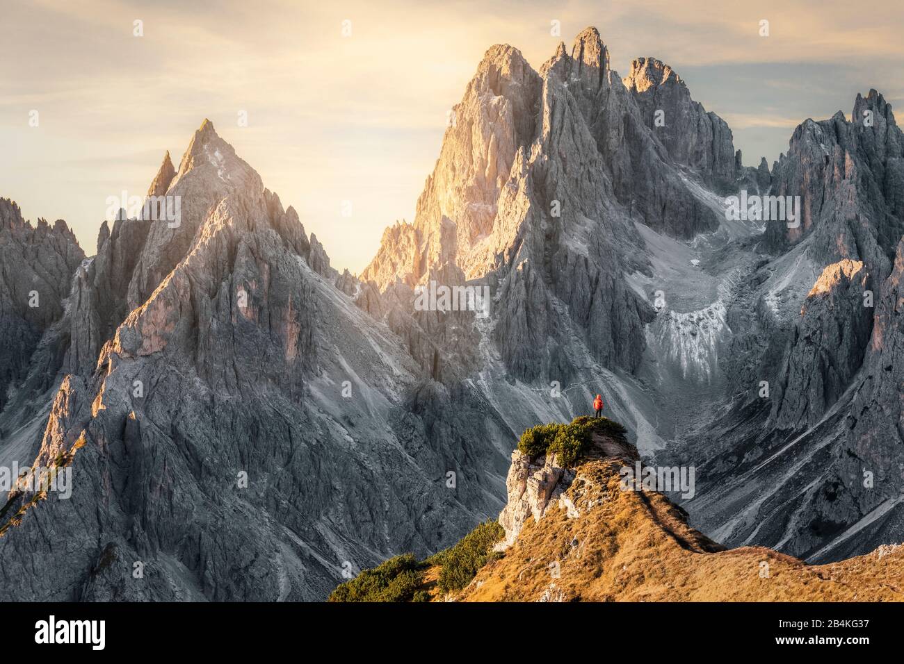 Wanderer, der vor den spitzen Gipfeln von Cadini di Misurina, in den Dolinen, Auronzo di Cadore, Belluno, Veneto, Italien steht Stockfoto