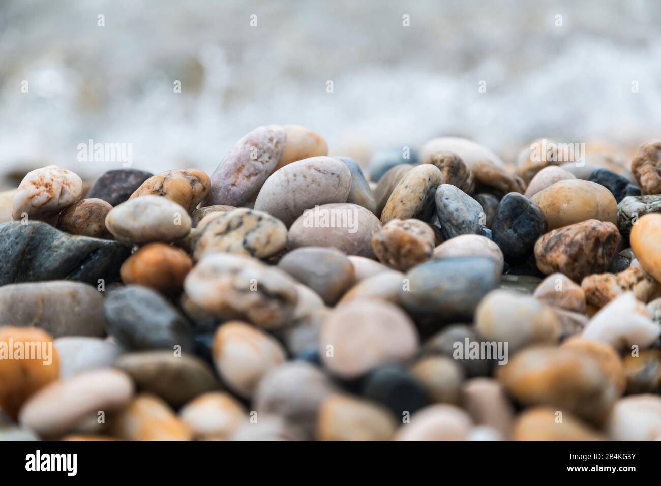 Nahaufnahme der farbigen Kieselsteine am Strand Baska, Insel Krk, Kvarner Bucht, Primorje-Gorski Kotar, Kroatien Stockfoto