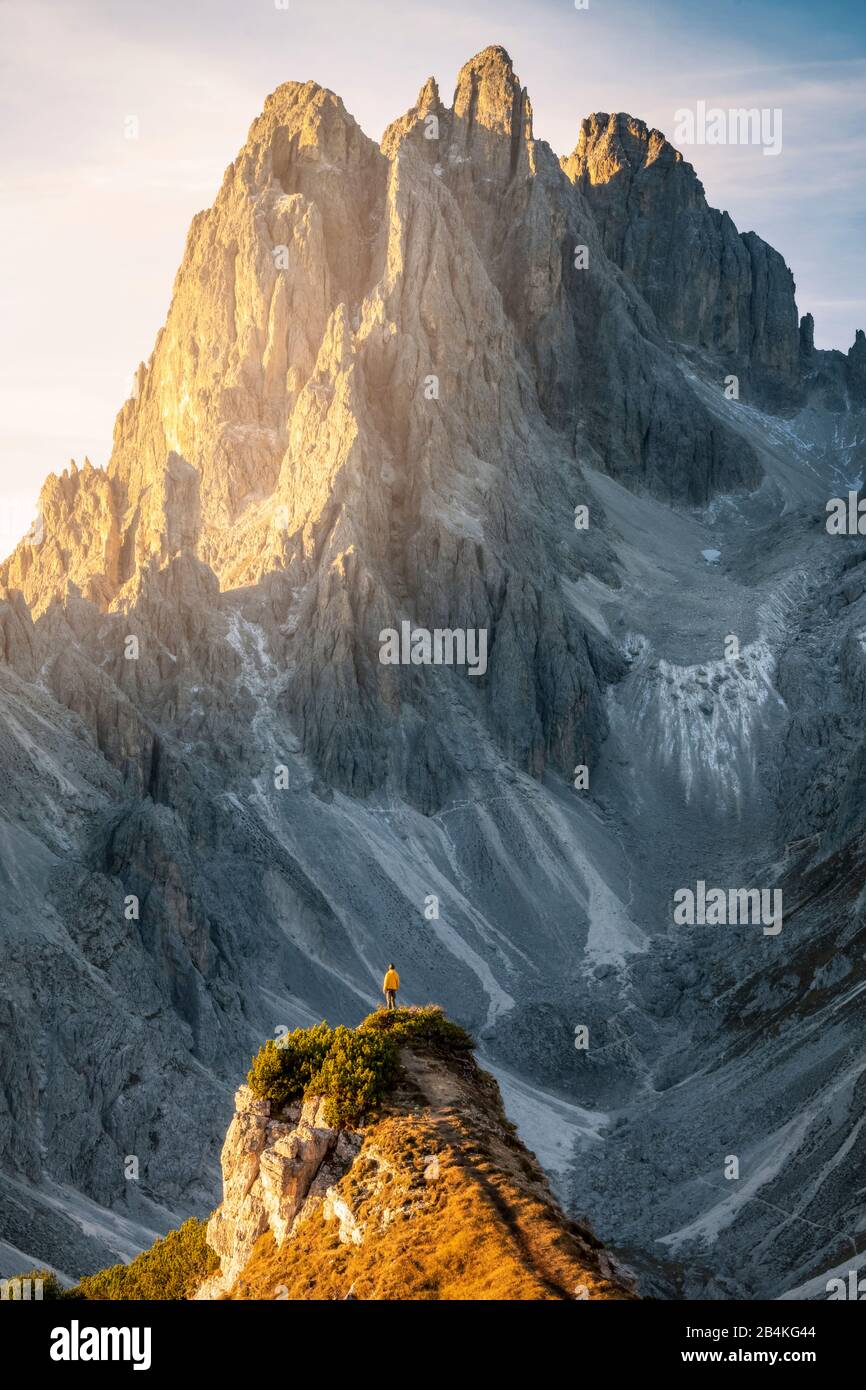 Wanderer, der vor den spitzen Gipfeln von Cadini di Misurina, in den Dolinen, Auronzo di Cadore, Belluno, Veneto, Italien steht Stockfoto