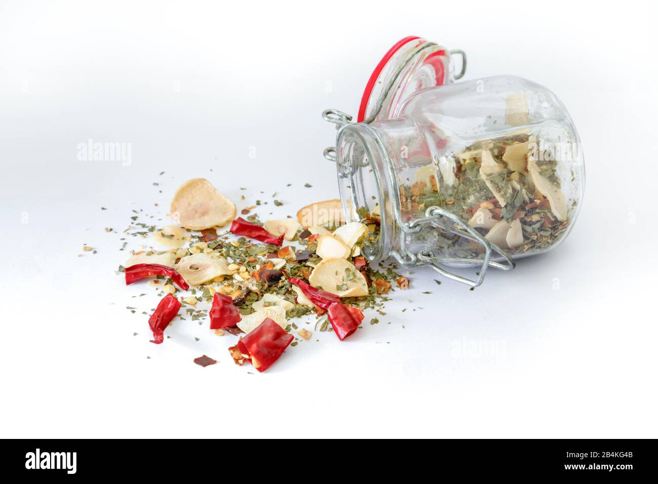 Glasbecher mit hausgemachter Zubereitung für Spaghetti-Dressing "Knoblauchöl und Chili" Stockfoto