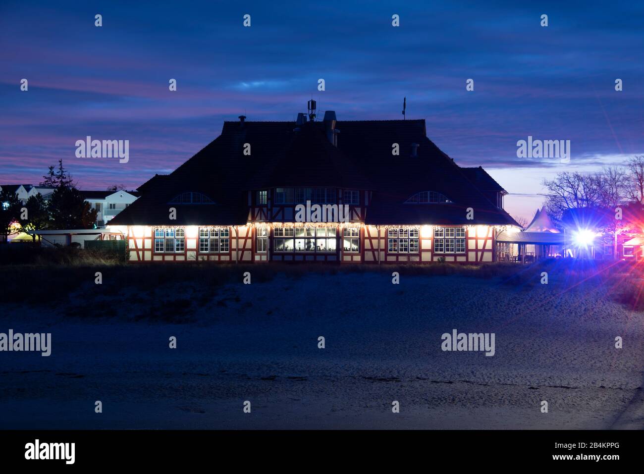Deutschland, Mecklenburg-Vorpommern, Fachwerk am Pier, frühmorgens blaue Stunde. Stockfoto