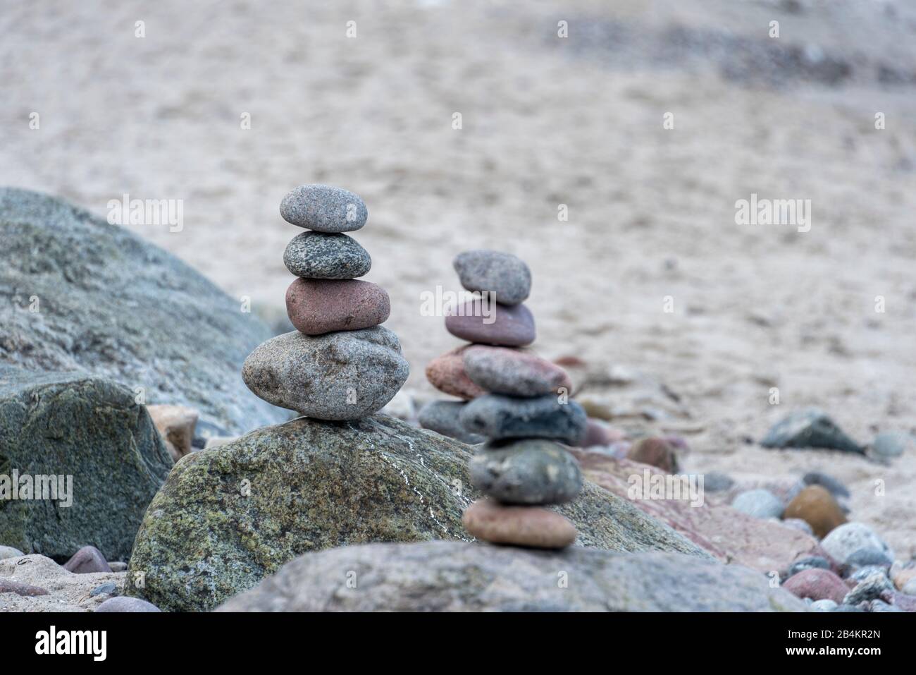 Steinpyramiden an der Ostsee Stockfoto