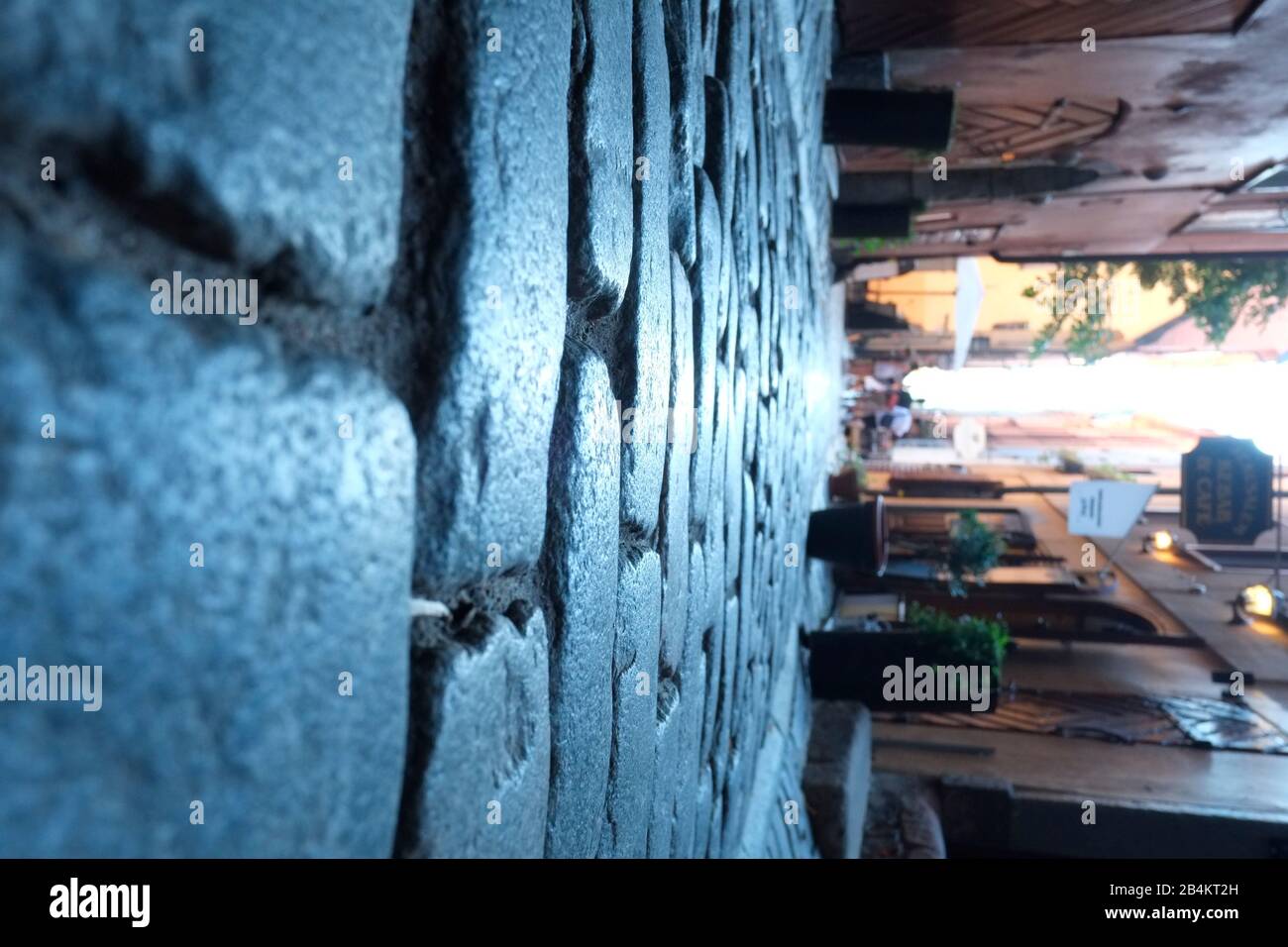 Kopfsteinpflaster von Gamla Stan in der Stockholmer Altstadt, UNESCO-Weltkulturerbe aus einem niedrigen Winkel Stockfoto