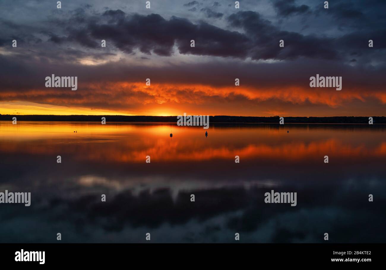 Deutschland, Bayern, Ammersee am Abend mit Sonnenuntergang Stockfoto