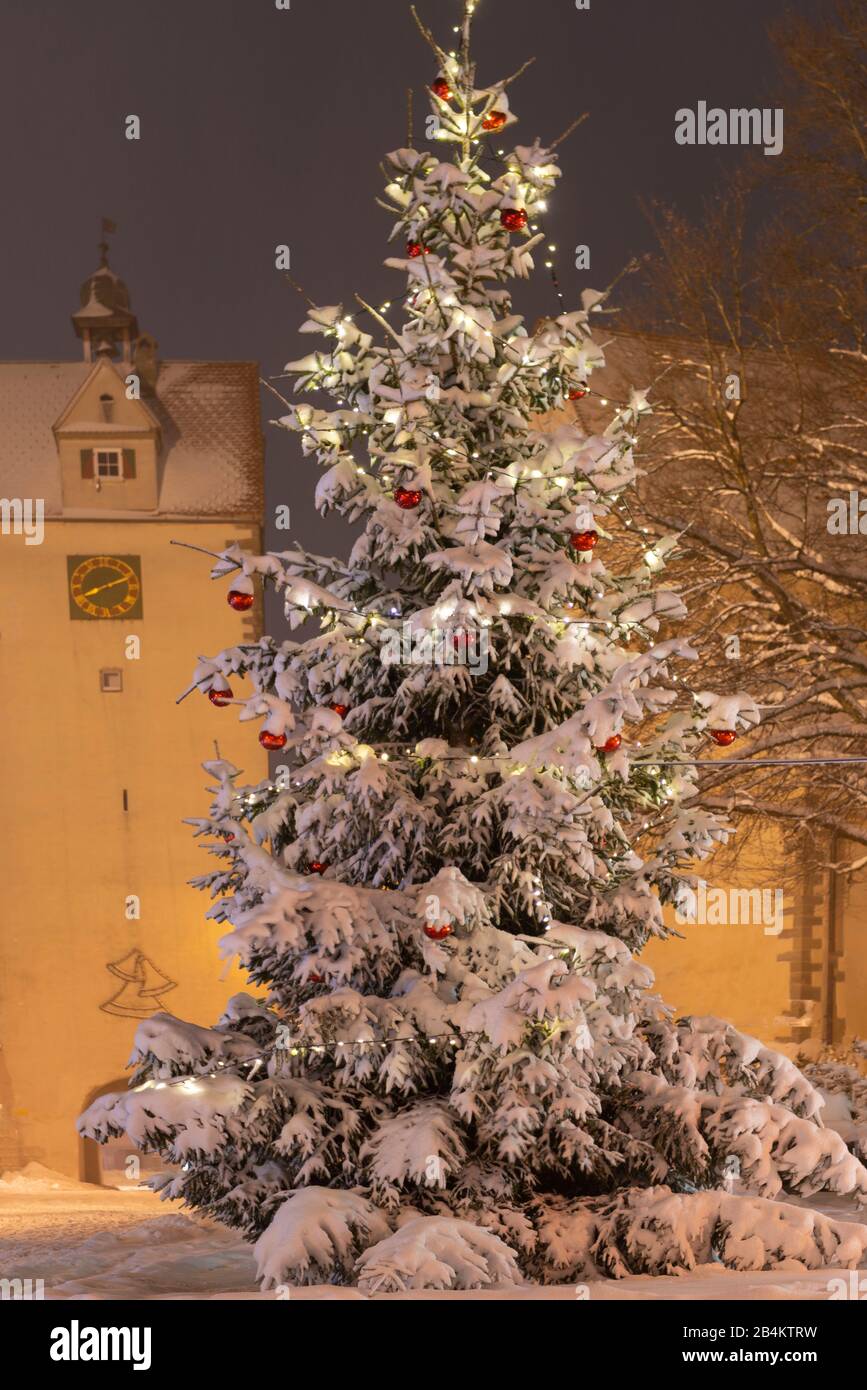 Deutschland, Weihnachtsbaum in Isny mit Wassertürmchen im württembergischen Allgäuer Land, Stockfoto