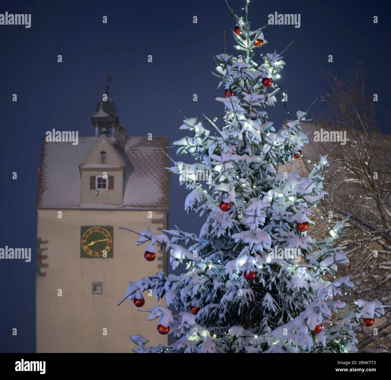 Weihnachtsbaum in Isny mit Wassertorturm, Allgäuer, Württemberg, Landkreis Ravensburg, Stockfoto