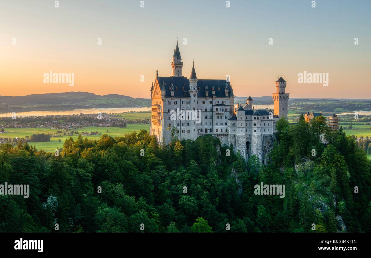 Deutschland, Bayern, Schloss Neuschwanstein, Blick von Marienbrücke in Abendlicht Stockfoto