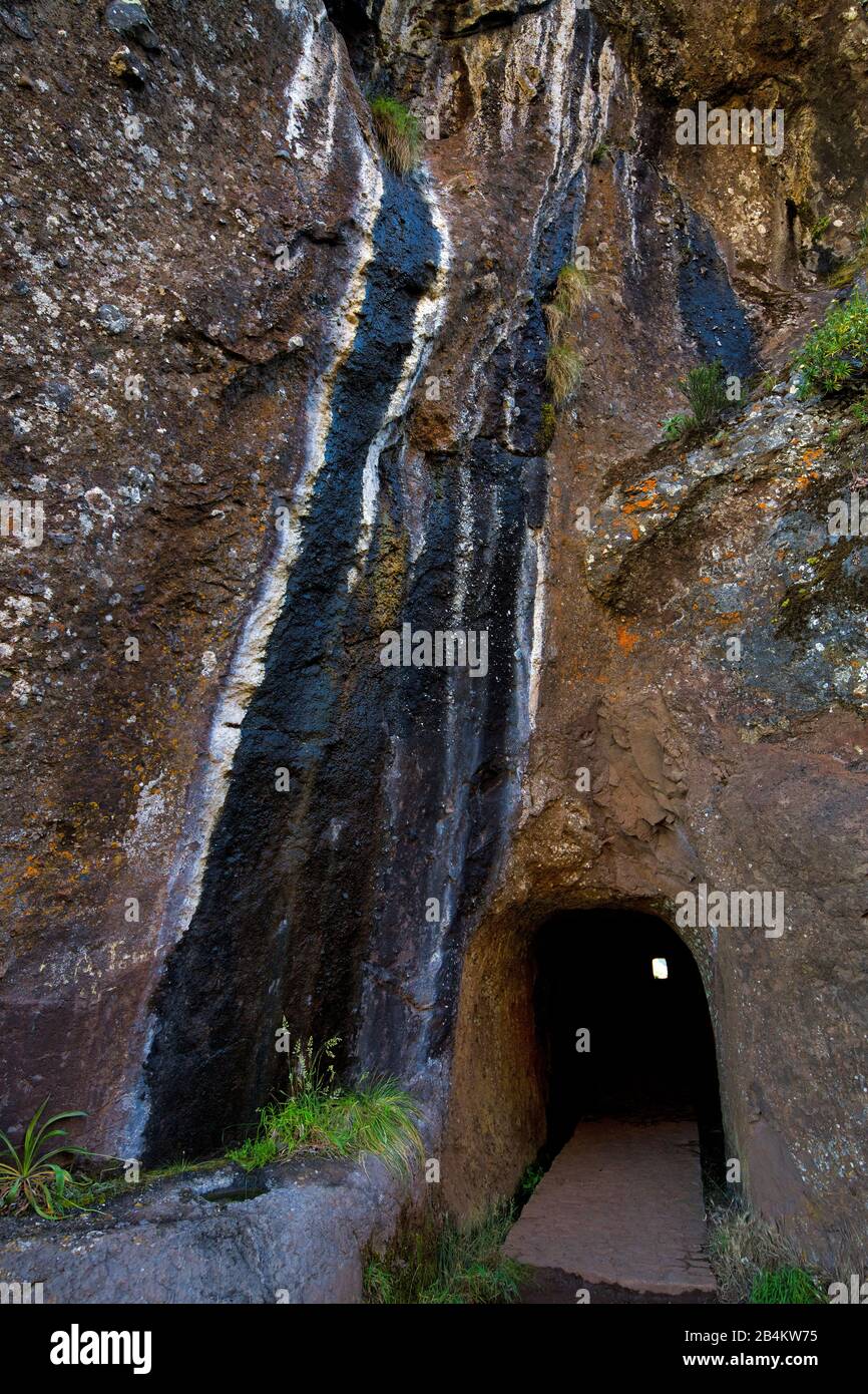 Tunnel Tunel do Pioo do Gato auf dem Wanderweg von Pousada do Arieiro nach Pico Ruivo, Parque Natural da Madeira, Madeira, Portugal Stockfoto
