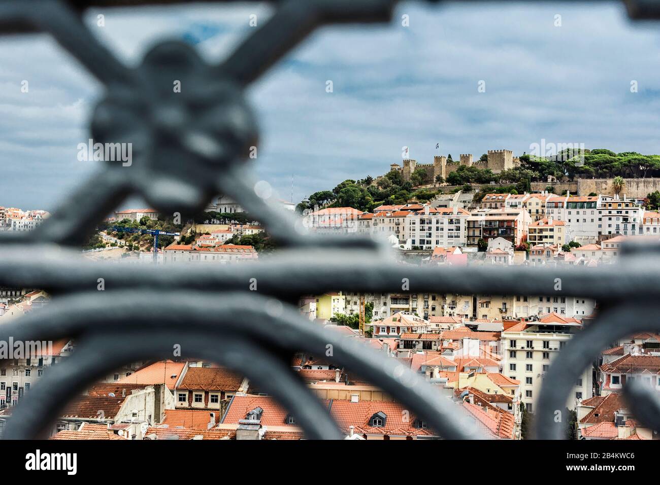 Europa, Portugal, Hauptstadt, Altstadt von Lissabon, Aussichtspunkt, Blick auf die Ruine Castelo de Sao Jorge auf dem Burghügel, sichtbar durch Metallbalustrade im Vordergrund Stockfoto