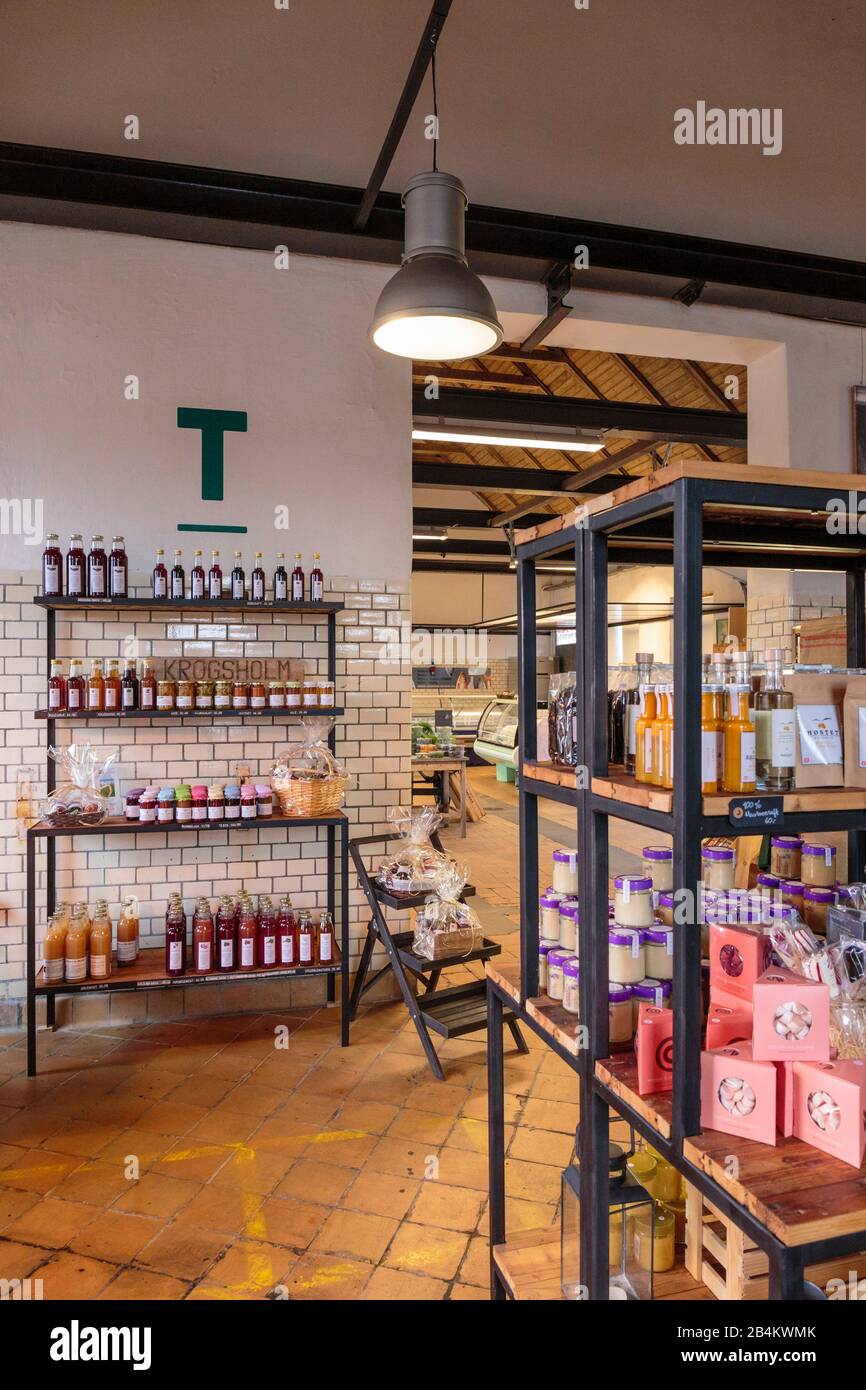 Europa, Dänemark, Bornholm, Rønne. Regionale Produkte in der Torvehal-Einkaufshalle. Stockfoto