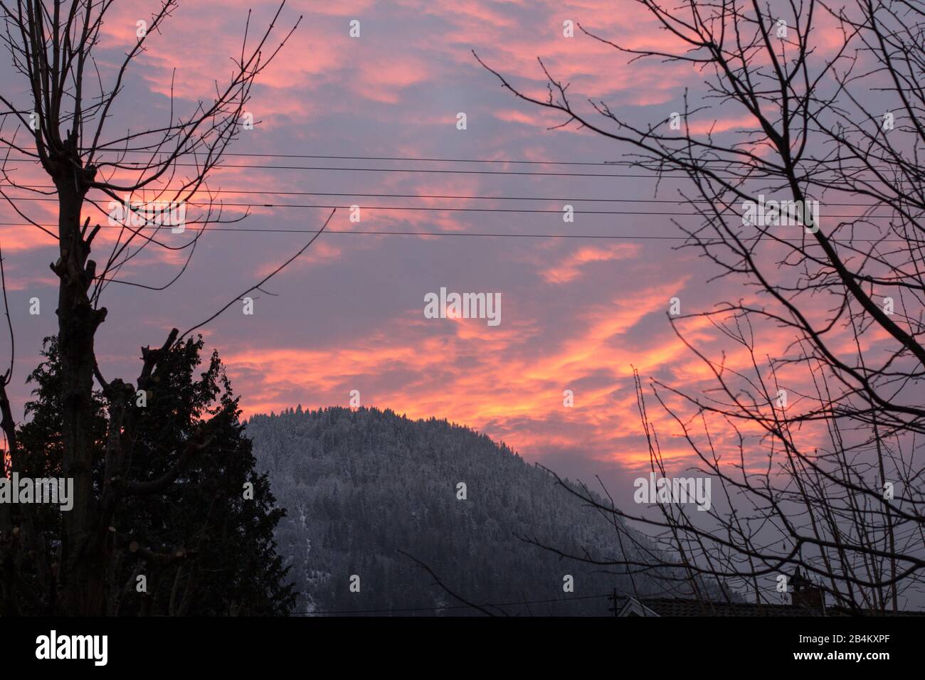 Berglandschaft, Bäume, Wolken, Sonnenuntergang, Winter Stockfoto