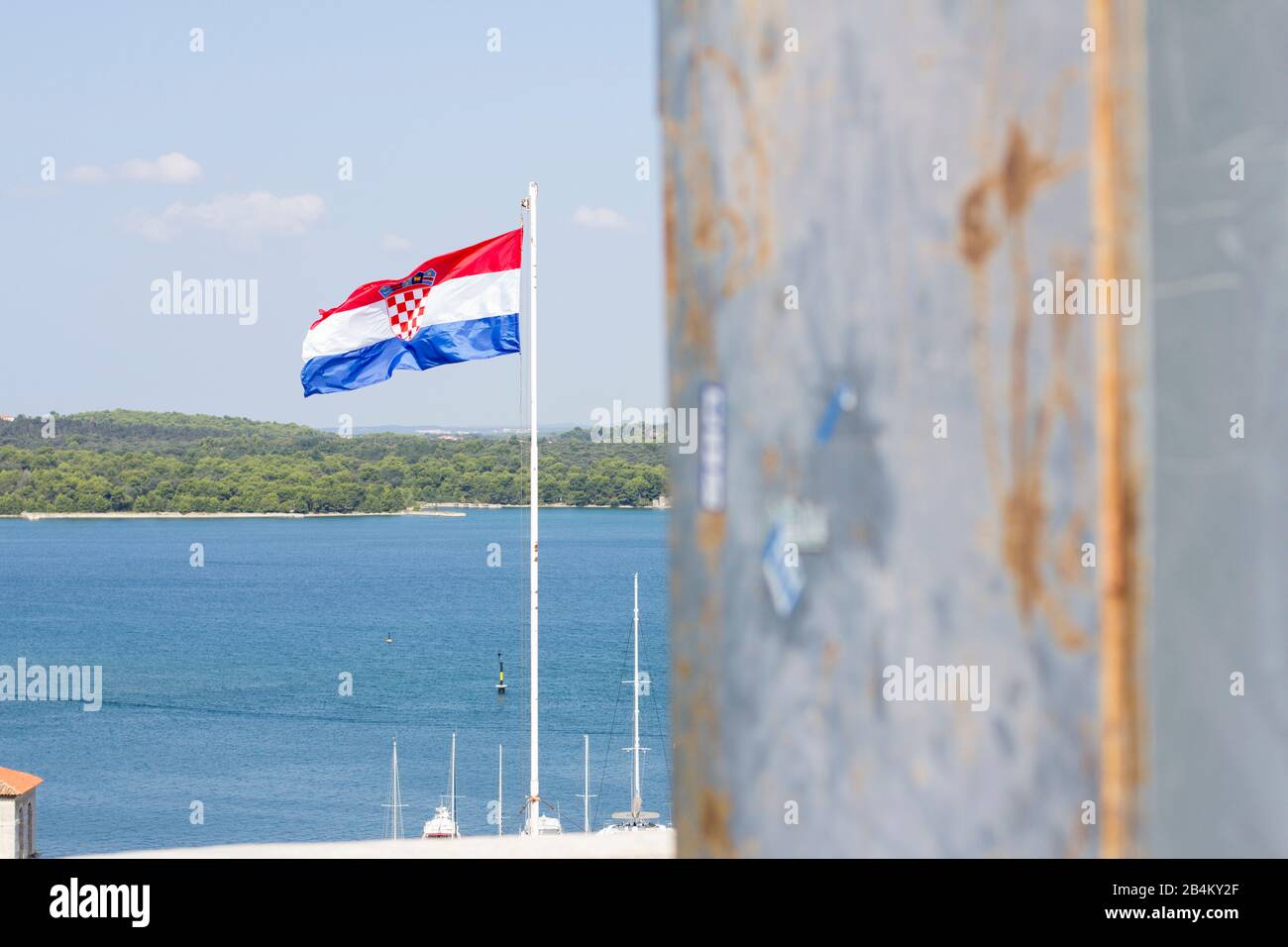 Die schwenkende Flagge Kroatiens Stockfoto