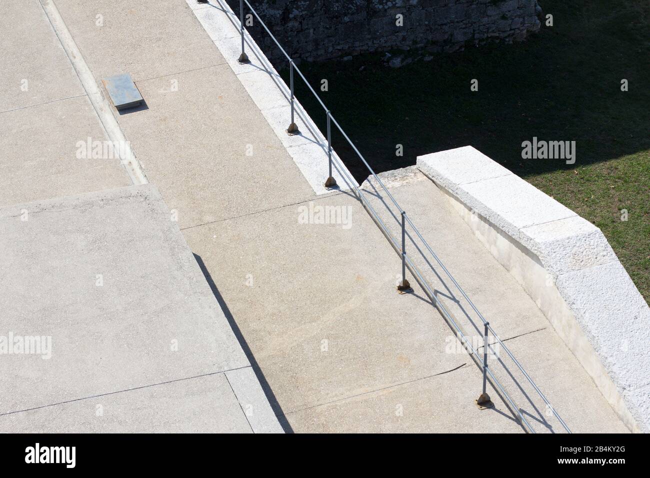 Geländer auf Betonplatten Stockfoto