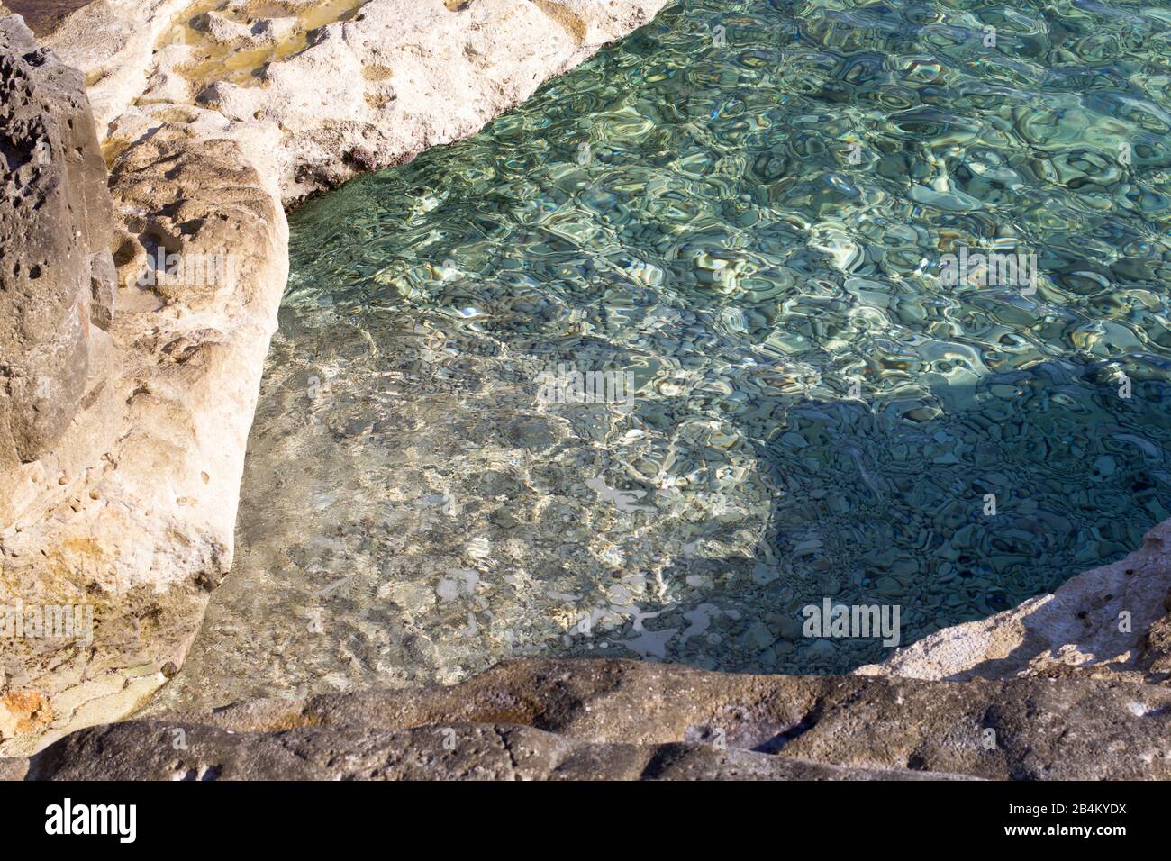 Eine kleine Bucht zwischen Felsen Stockfoto