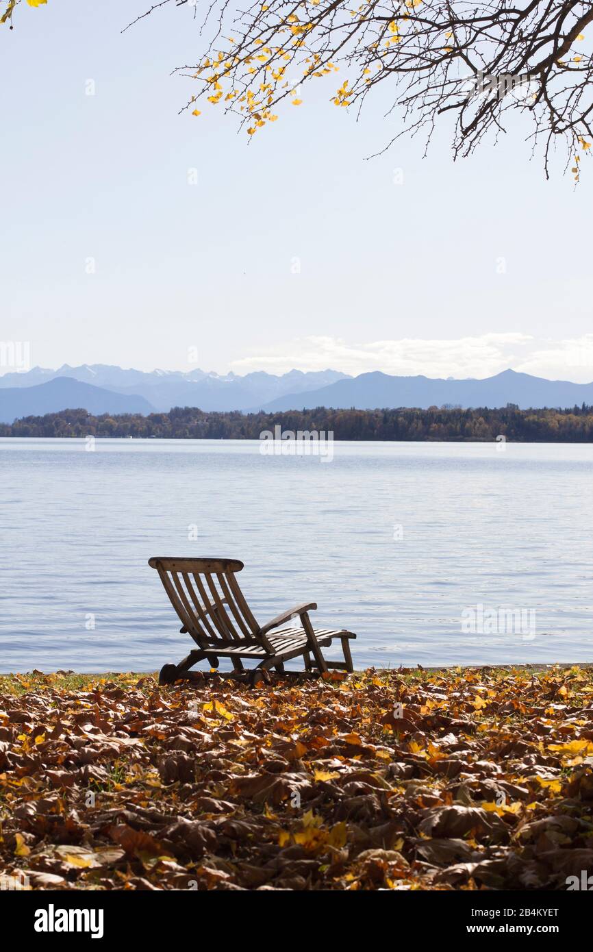 Ein Liegestuhl im Herbst verlässt den Starnberger See Stockfoto