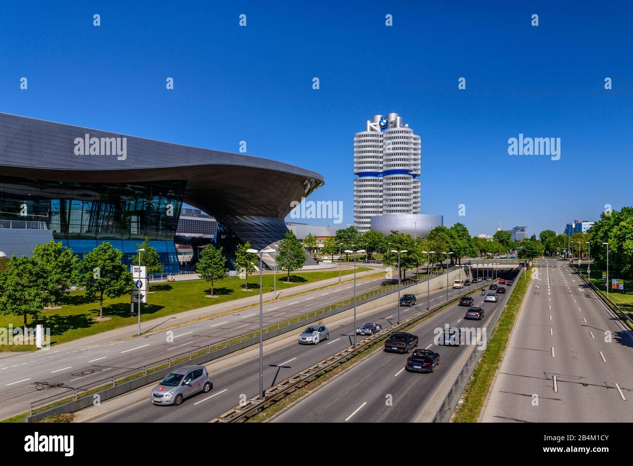 Deutschland, Bayern, Oberbayern, München, Georg-Brauchle-Ring am Olympiapark mit BMW Hochhaus, BMW Welt und BMW Museum Stockfoto