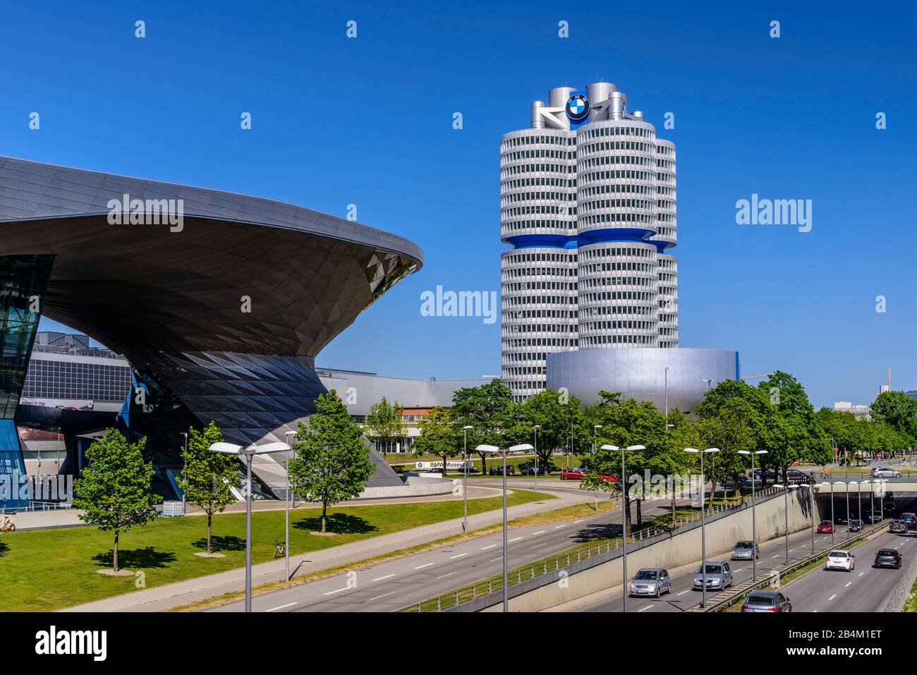 Deutschland, Bayern, Oberbayern, München, Georg-Brauchle-Ring am Olympiapark mit BMW Hochhaus, BMW Welt und BMW Museum Stockfoto