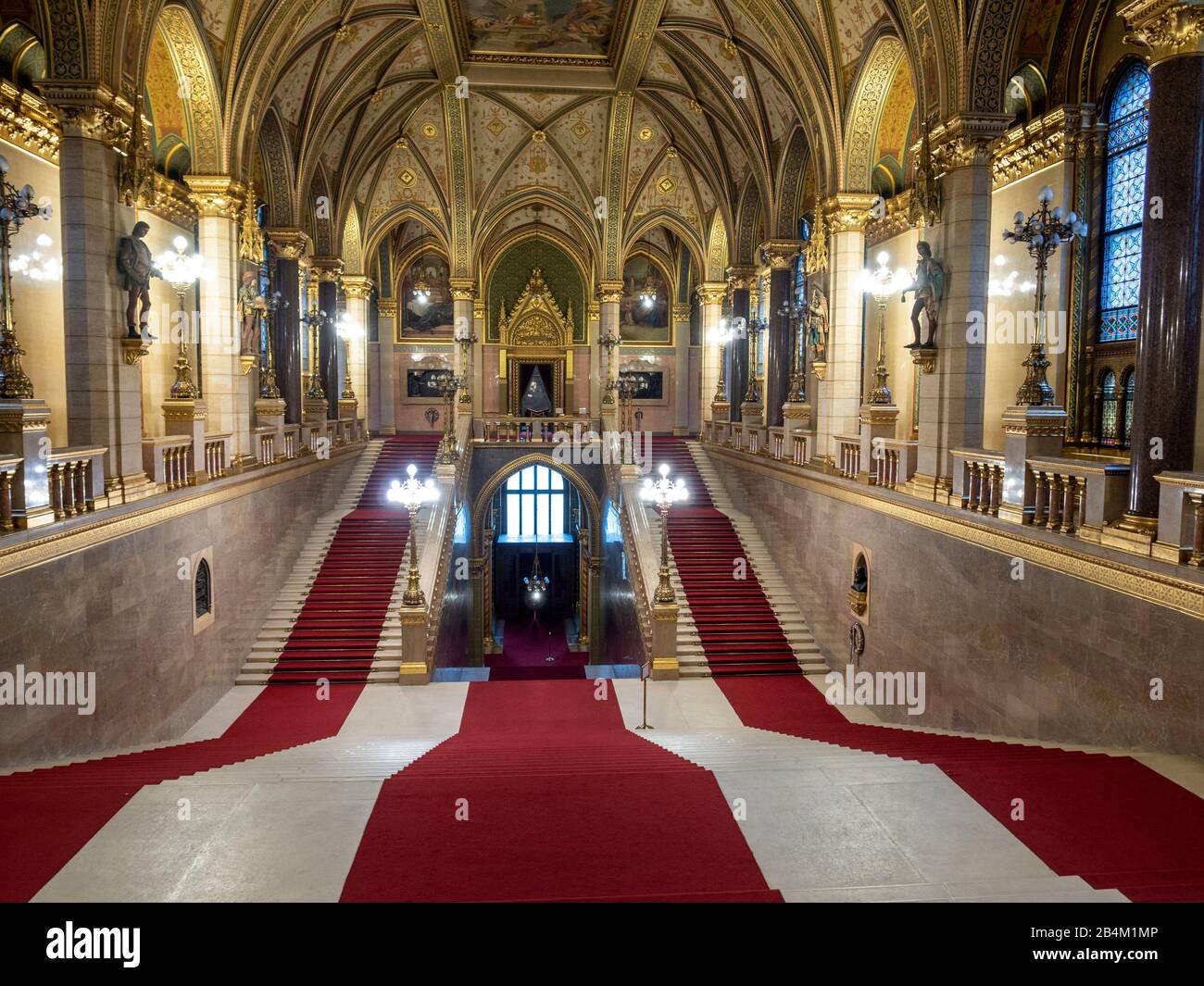 Ungarische Parlamentsgebäude Grand Staircase: Die große Treppe im hugarischen Parlament ist üppig mit Blattgold in der Decke dekoriert und mit roten Läufern ausgelegt. Stockfoto
