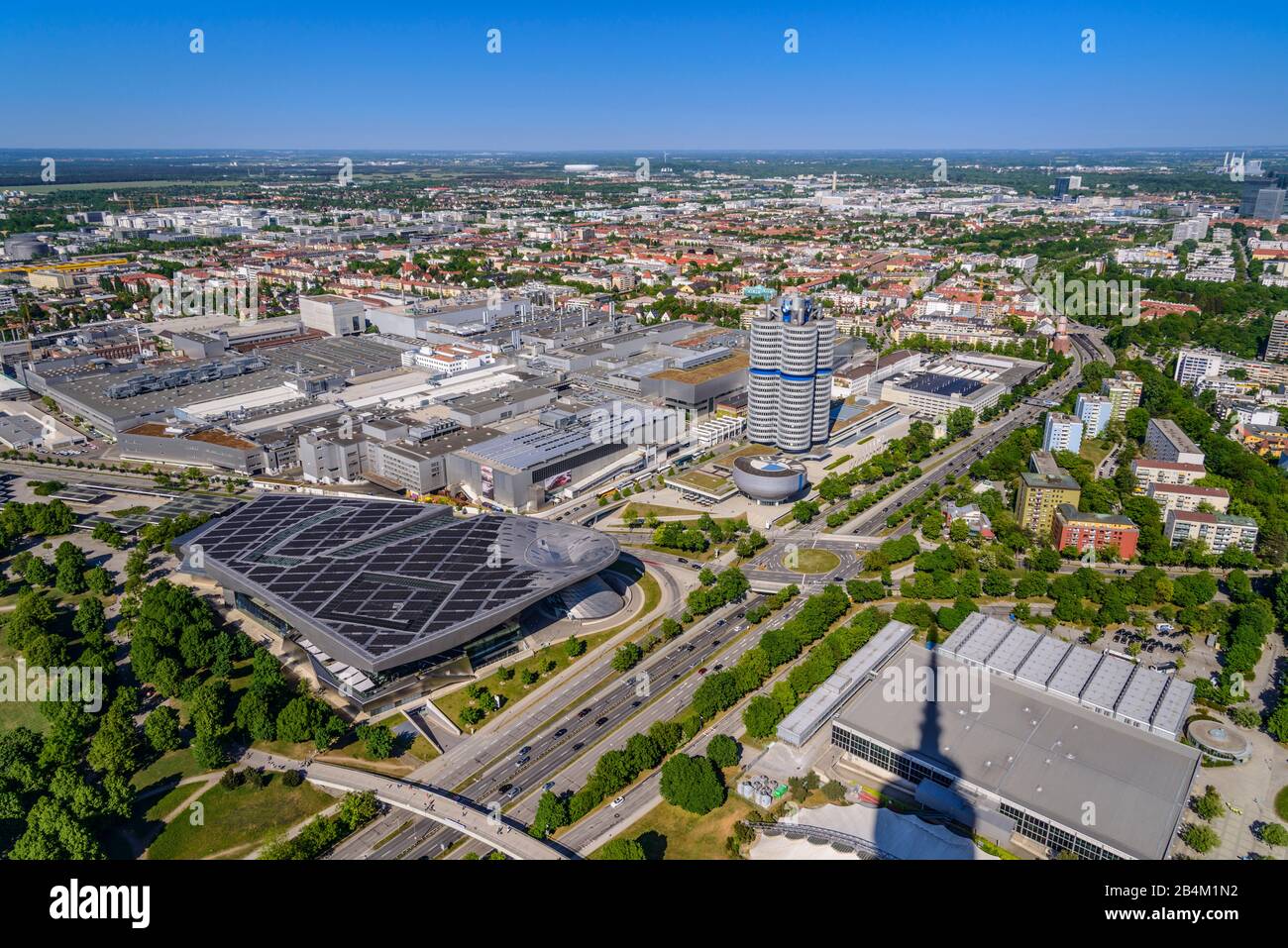 Deutschland, Bayern, Oberbayern, München, Georg-Brauchle-Ring mit BMW Werk, BMW Hochhaus, BMW Welt und BMW Museum, Blick vom Olympiaturm Stockfoto