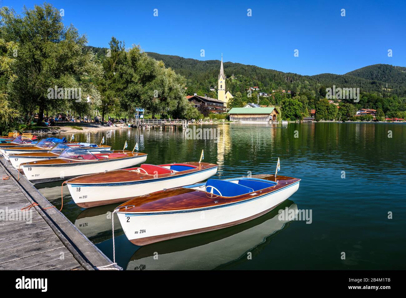 Deutschland, Bayern, Oberbayern, Mangfallgebirge, Schliersee, Schliersee Ort, Uferpromenade mit St. Sixtus-Kirche Stockfoto