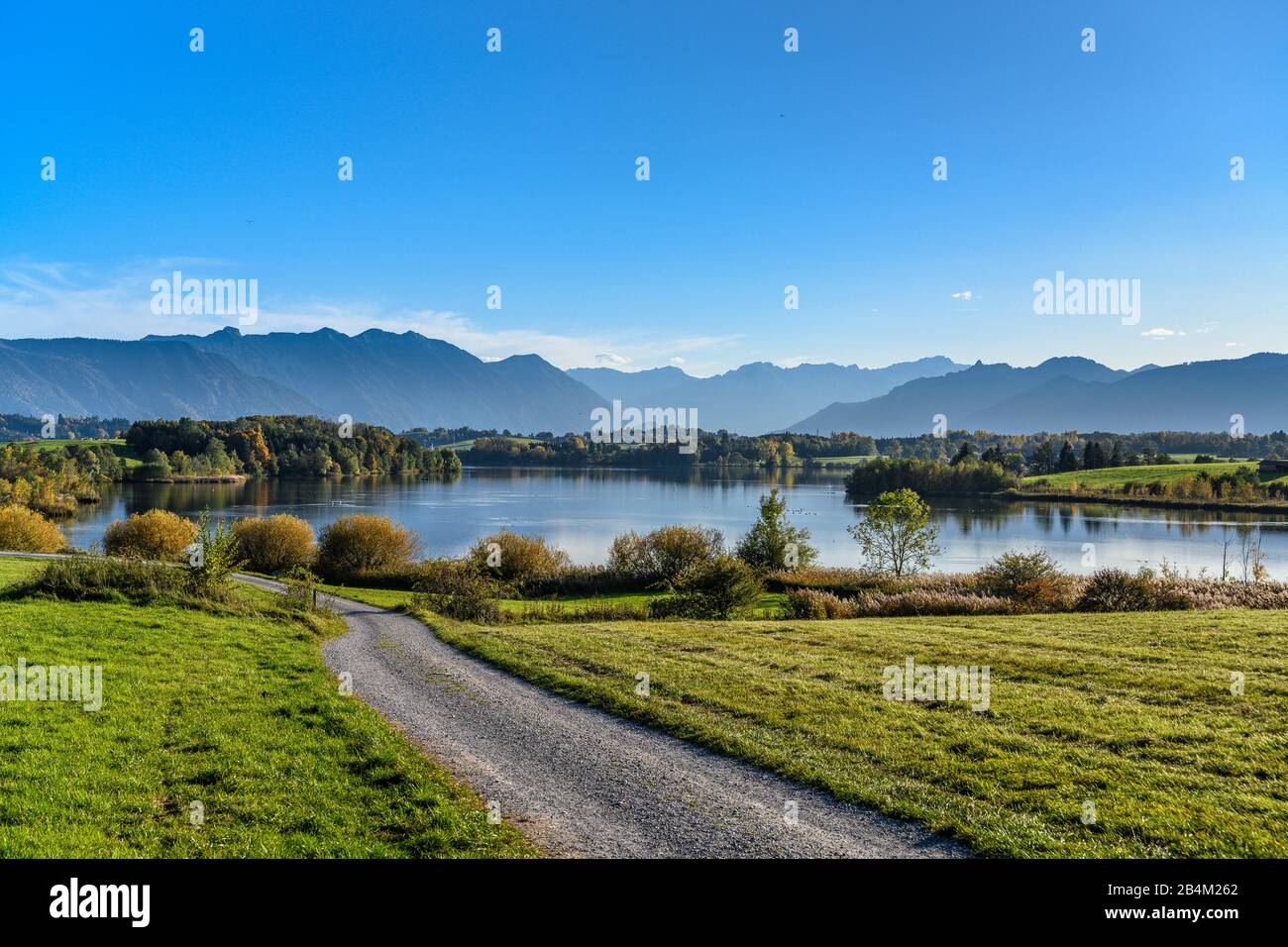 Deutschland, Bayern, Oberbayern, Pfaffenwinkel, Gemeinde Riegsee, Ortsteil Aidling, Riegsee gegen Estergebirge, Wettersteingebirge und Ammergebirge Stockfoto