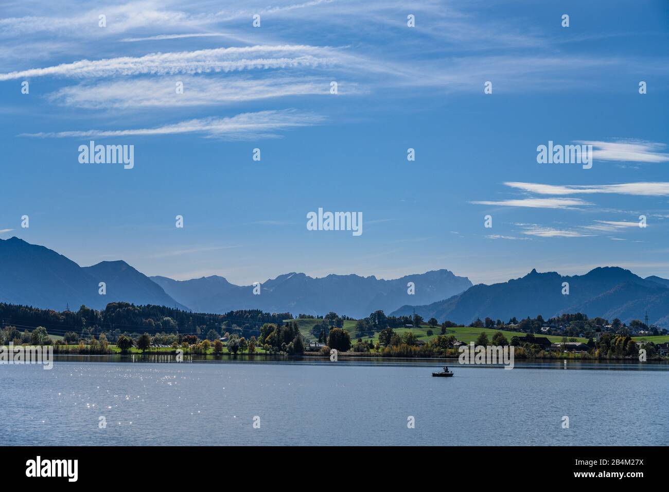 Deutschland, Bayern, Oberbayern, Pfaffenwinkel, Gemeinde Riegsee, Riegsee gegen Estergebirge, Wettersteingebirge und Ammergebirge Stockfoto