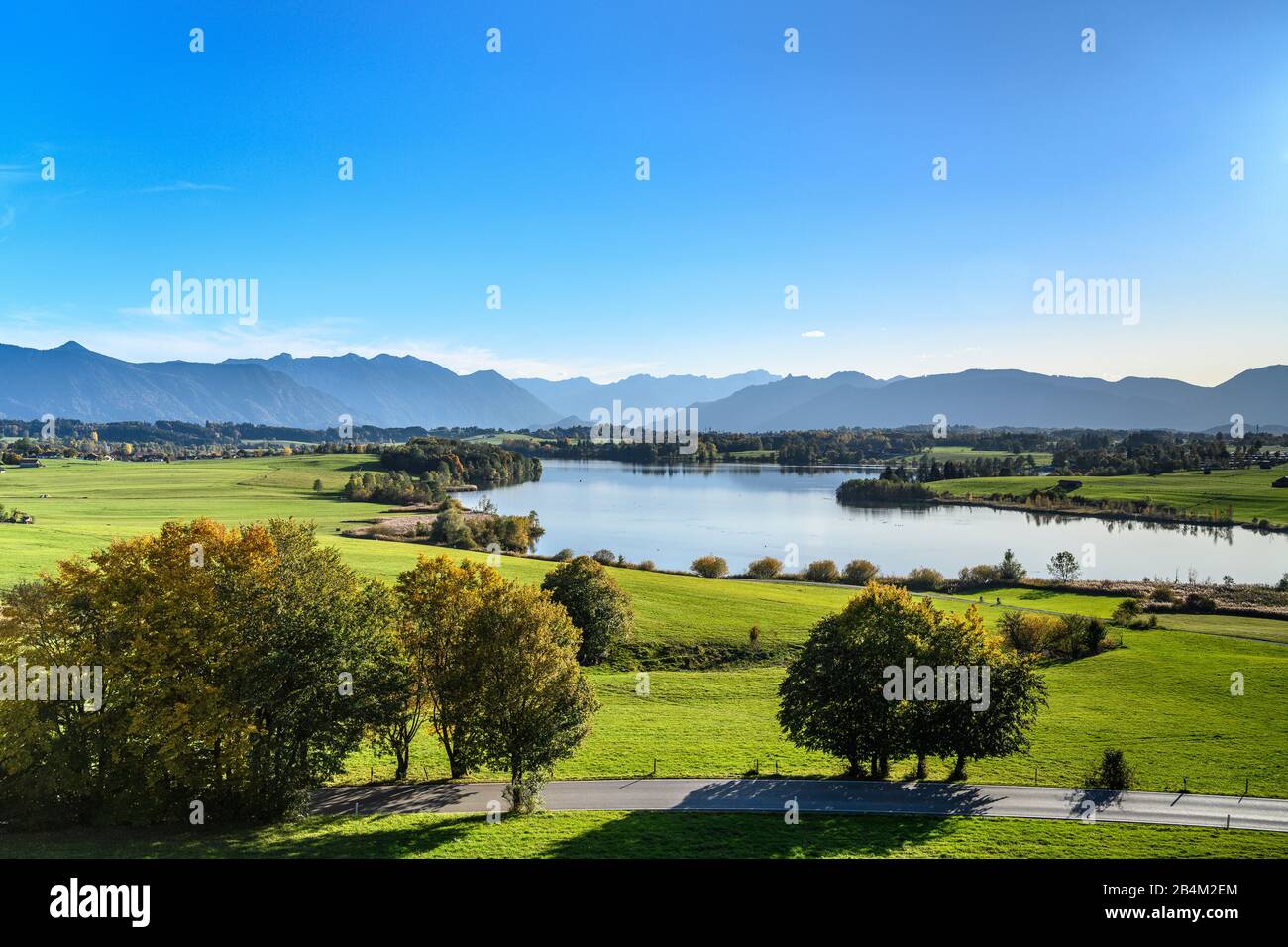 Deutschland, Bayern, Oberbayern, Pfaffenwinkel, Gemeinde Riegsee, Ortsteil Aidling, Riegsee gegen Estergebirge, Wettersteingebirge und Ammergebirge, B Stockfoto