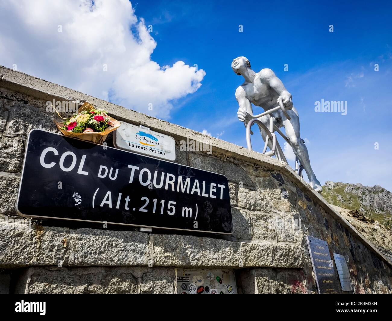 Mountainbike-Touren in den französischen Hochpyrenäen auf der Pic du Midi de Bigorre (2877 m)-Skulptur "Géant du Tourmalet", die an die erste Querung des Col du Tourmalet im Rahmen der Tour de France im Jahr 1910 erinnert. Skulpturen am Col du Tourmalet (2115 m) in Frankreich. Stockfoto