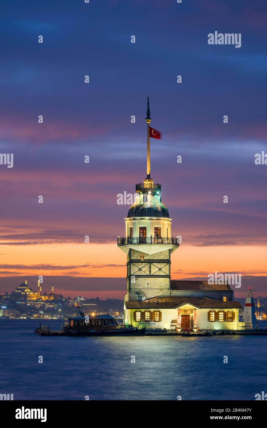Maiden's Tower in Istanbul, Türkei nachts mit einer Moschee und der Galata Turm im Hintergrund Stockfoto