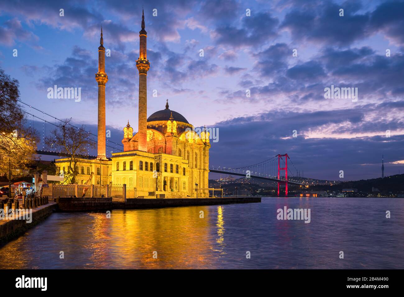Ortaköy Moschee mit Bosporus Brücke in Istanbul, Türkei bei Nacht Stockfoto