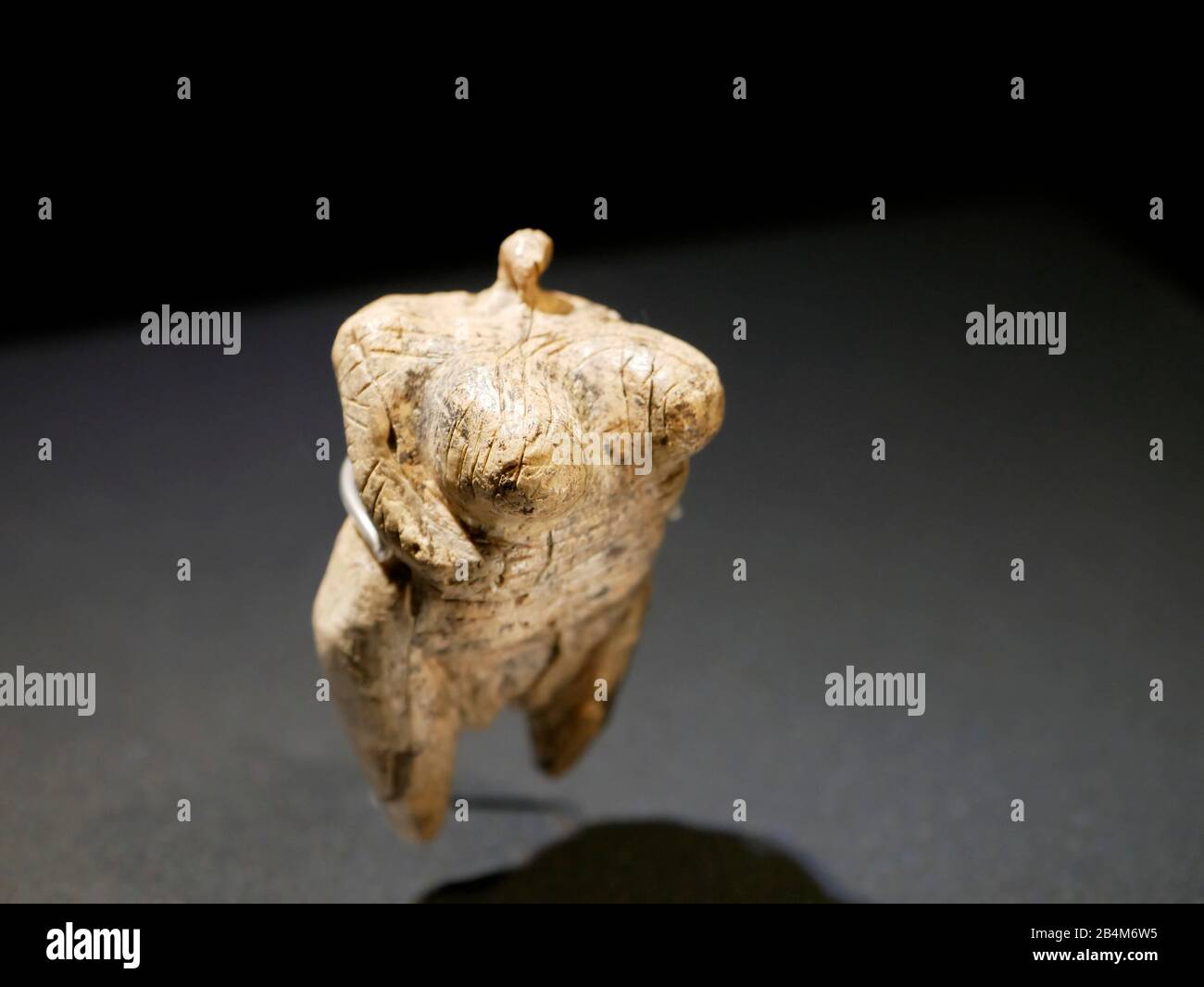 Venus vom Hohle Fels aus Mammutelfenbein, 40.000 Jahre alt (älteste Darstellung der Welt), Vorgeschichtsmuseum, UNESCO-Weltkulturerbe, Blaubeuren, Baden-Württemberg, Deutschland Stockfoto